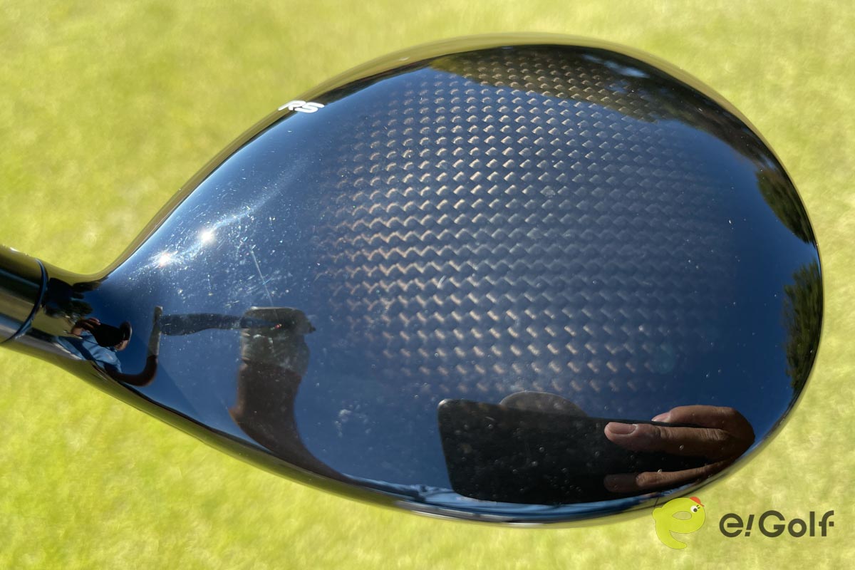 クラウン部分はカーボン素材が透けていて「カッコいい」と野村さん