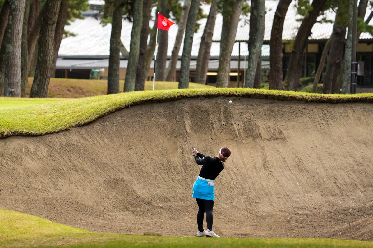 砲台グリーンとセットの深いバンカーも井上設計の特徴　写真：Getty Images