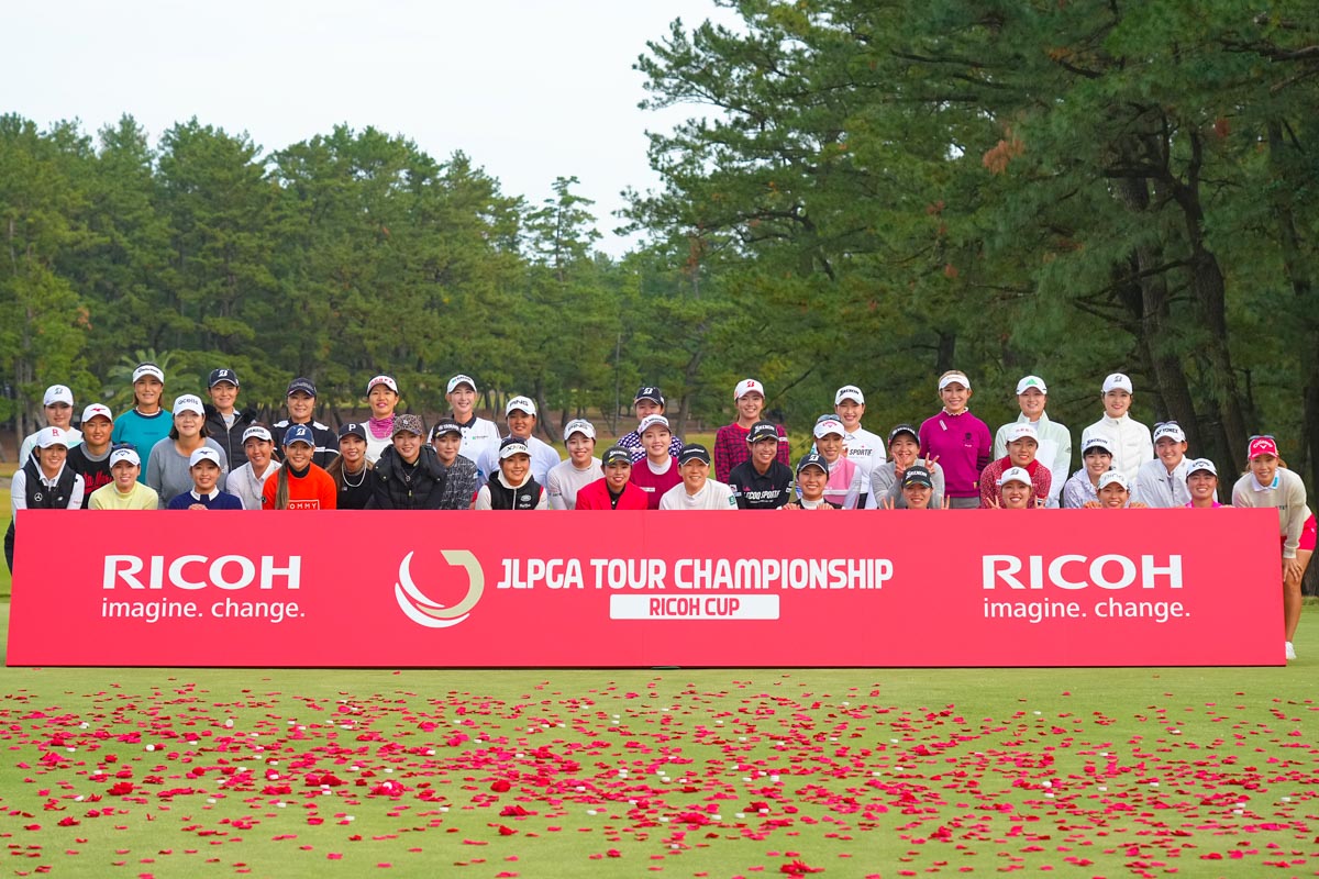 JLPGAツアーチャンピオンシップリコーカップ終了後に集合した選手たち　写真：Getty Images
