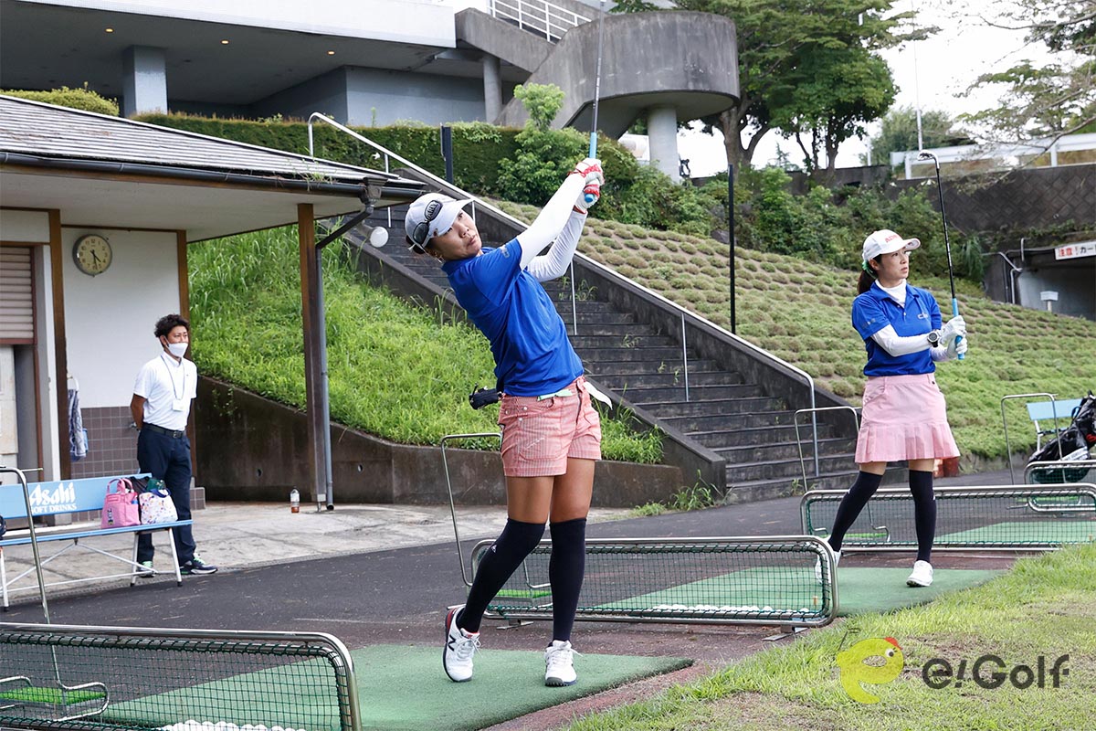 グラファイトデザインのアイアン用シャフト「Raune（ラウネ）」を試打するアスリート女子ゴルファー　写真：山上忠
