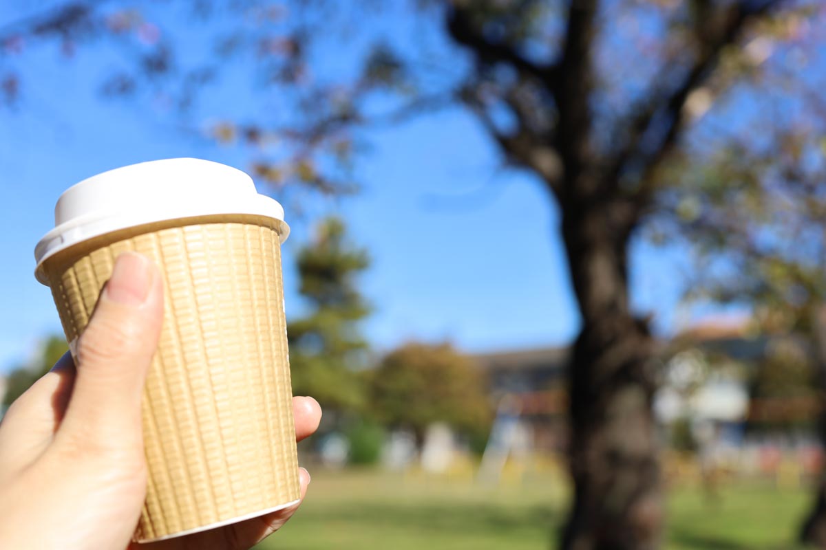 寒い日はどうしても温かいコーヒーといきたくなるが、脱水を促すのでおすすめできない　写真：AC