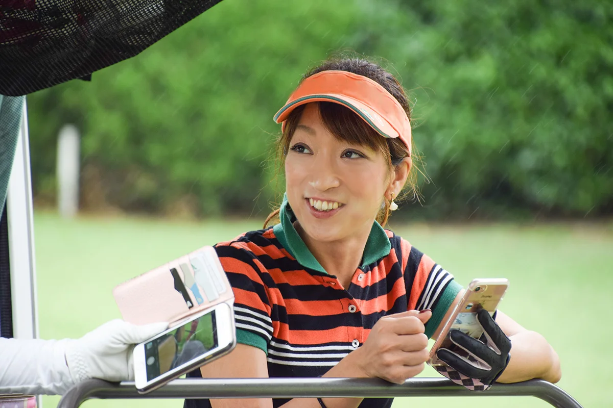 ラウンド中にスマホを使用する際は注意が必要　写真：AC