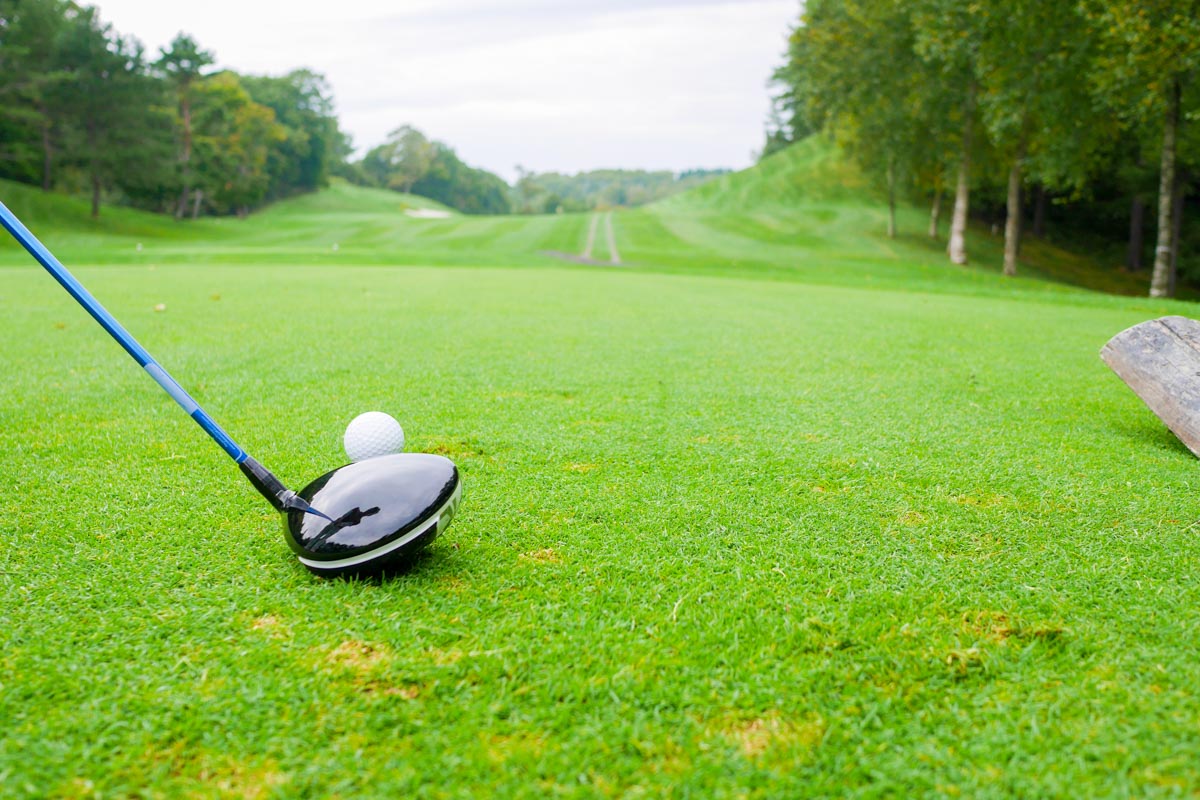 ボールの赤道とフェースの上端が重なるくらいの高さを目安にすると良い　写真：AC