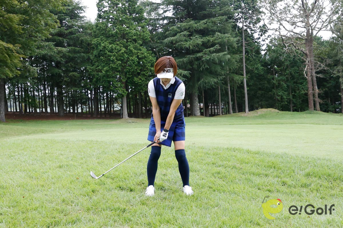 ボールが浮いているライの時は、打ち込まずにレベルブローでヘッドを動かす。ダウンスイングではシャフトをねじってフェースを起こすことも大切