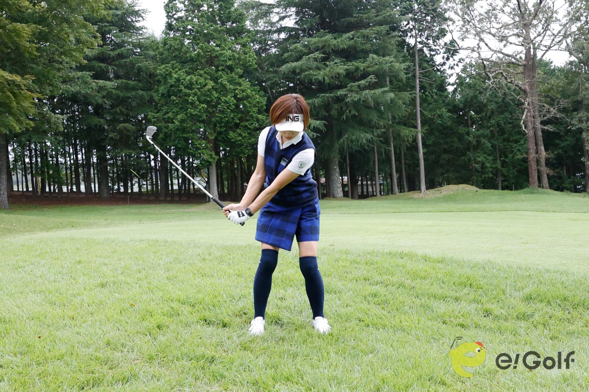 ボールが浮いているライの時は、打ち込まずにレベルブローでヘッドを動かす。ダウンスイングではシャフトをねじってフェースを起こすことも大切