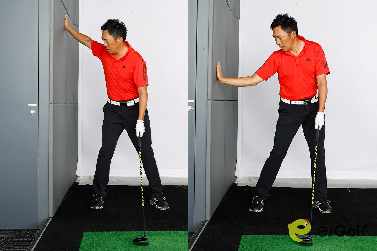 右手のひらを壁に付けたまま下ろす。このとき下半身が止まらないように注意