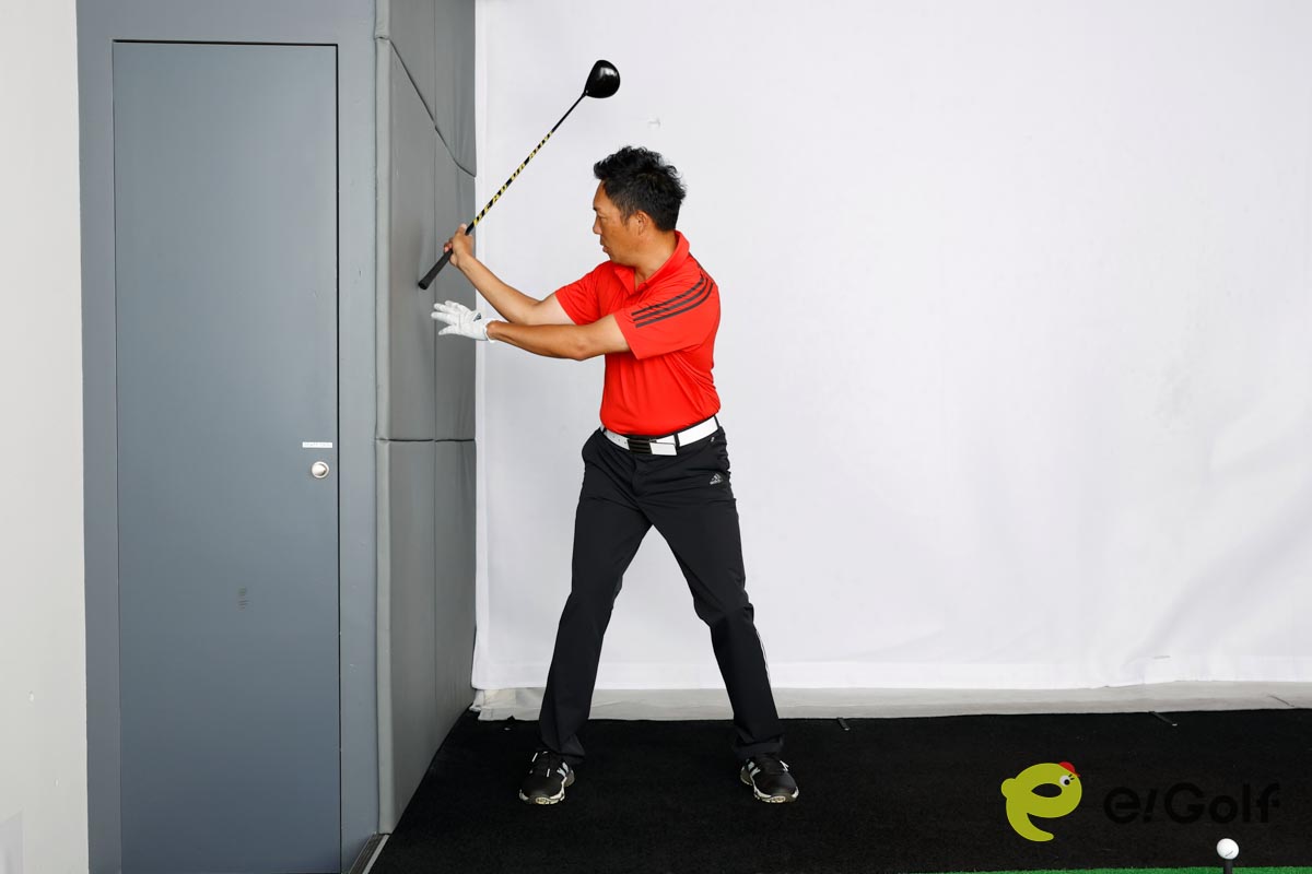 右手のひらを壁に付けたまま下ろせると、ダウンスイングでタメをつくれる