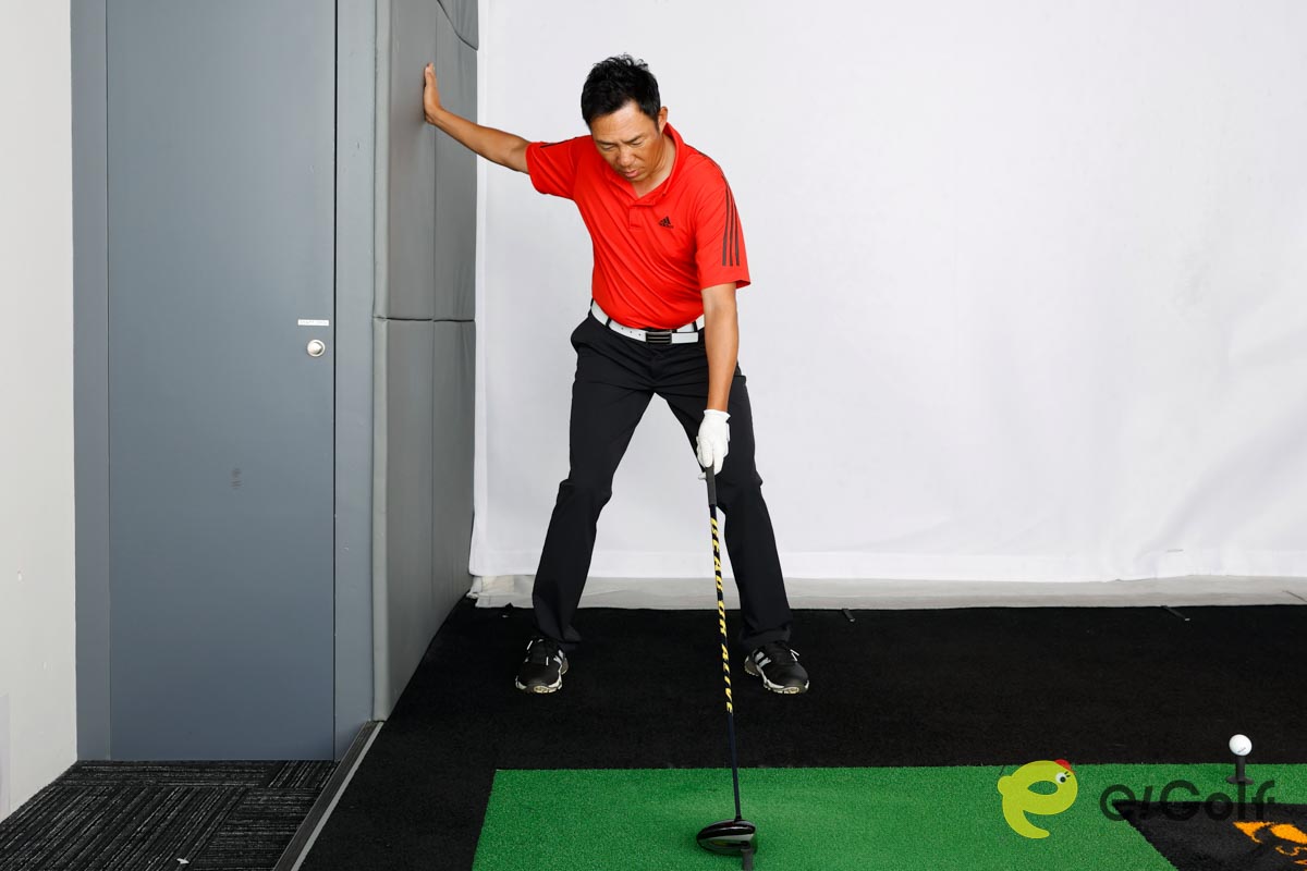 壁に右手のひらを付けたまま右腰の高さまで下ろした後に、左手で持っていたクラブに右手を付ける