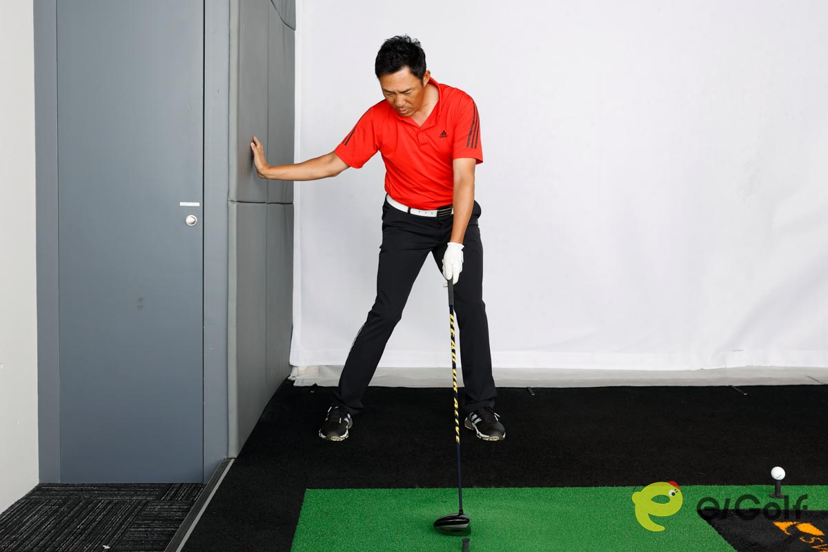 壁に右手のひらを付けたまま右腰の高さまで下ろした後に、左手で持っていたクラブに右手を付ける