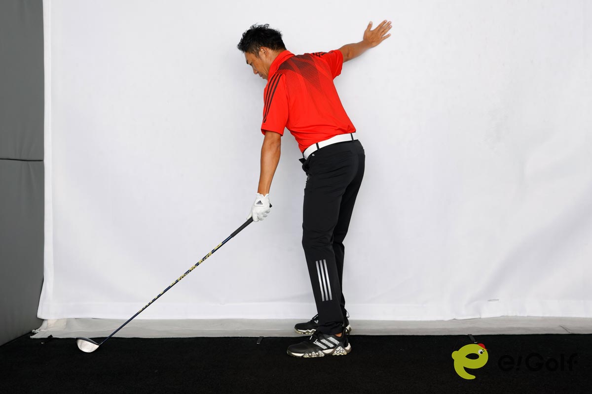 右手のひらは頭よりも高い位置で背中よりも後ろに付ける。そこから右腰の高さまで下ろし、クラブに付ける