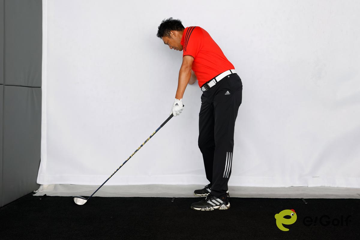 右手のひらは頭よりも高い位置で背中よりも後ろに付ける。そこから右腰の高さまで下ろし、クラブに付ける