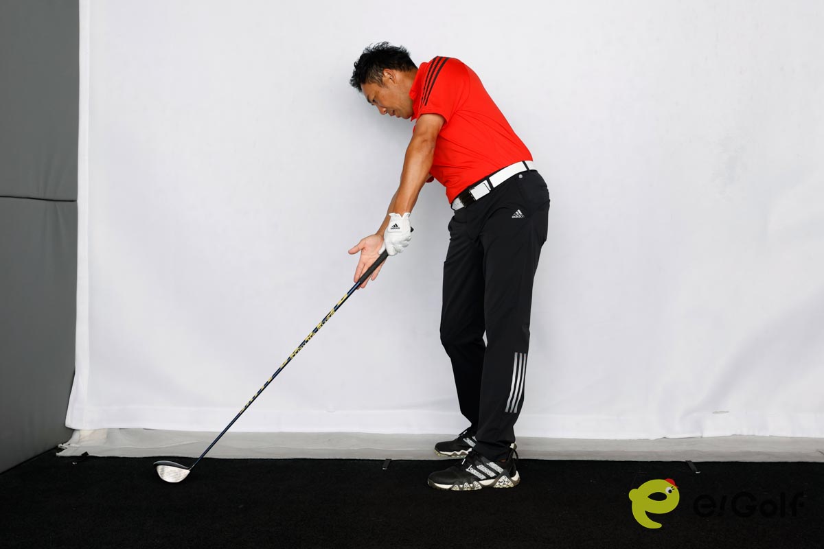 右手のひらは頭よりも高い位置で背中よりも後ろに付ける。そこから右腰の高さまで下ろし、クラブに付ける