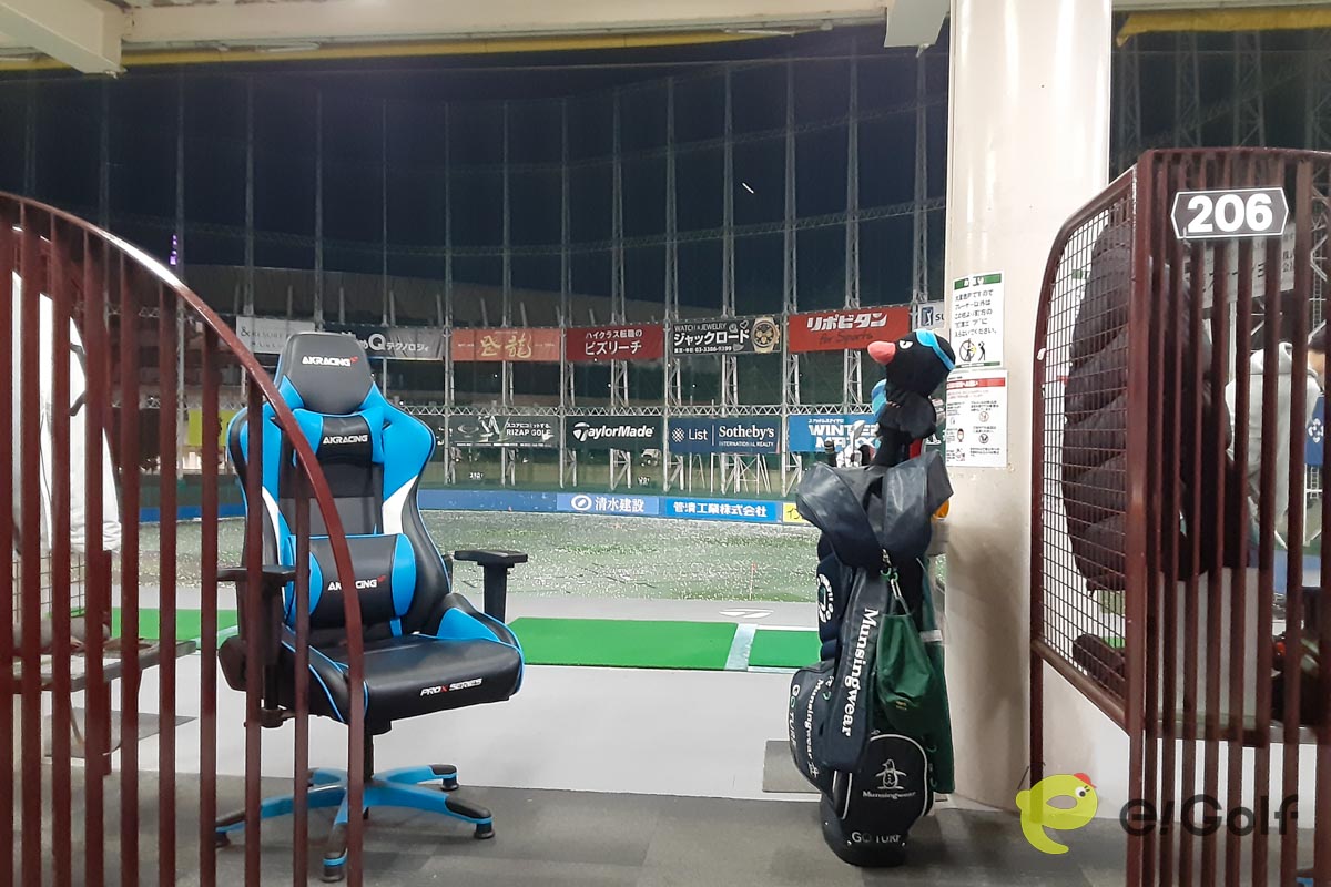 打席には神宮球場のダッグアウト同様「AKRacimg」のイスが設置され、まだ新品同様の状態だった　写真：清流舎