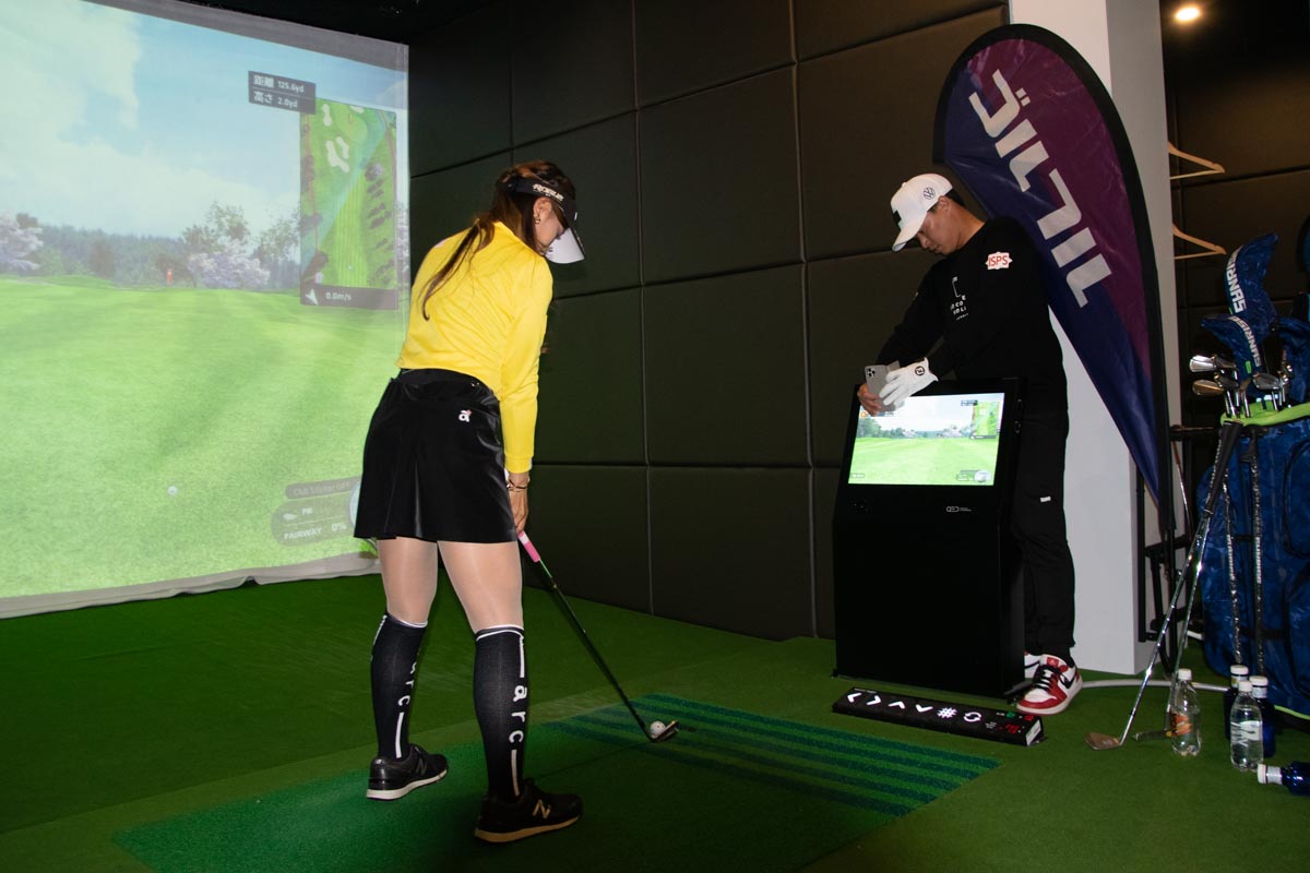 「日本インドアゴルフ協会 バーチャルゴルフトーナメント」の試合風景