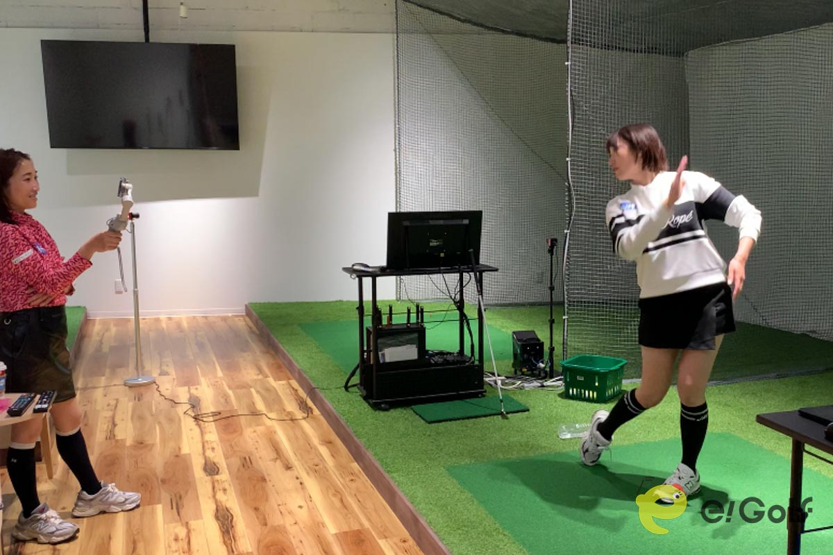 和気あいあいとYouTube撮影を行う飯島茜（右）と妹の遥さん