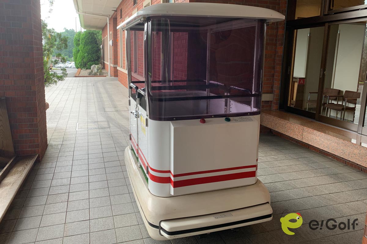 ゴルフ場に到着すると見かける「キャディーバッグ運搬機」も、他の施設では見ることがほとんどないレアマシーン