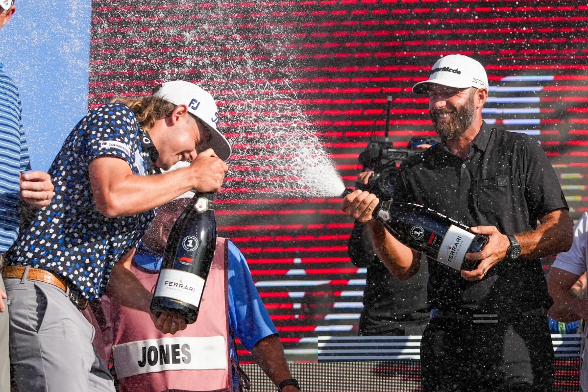 2022年のリブゴルフ最終戦でシャンパンファイトするキャメロン・スミス（左）とダスティン・ジョンソン　写真：Getty Images