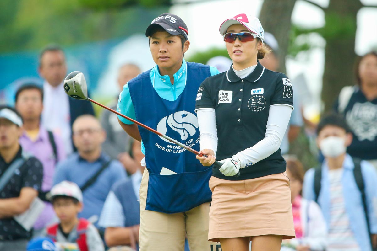 ティーアップすることでショットを打つためのスイッチを入れる（写真は2016年ミヤギテレビ杯ダンロップ女子オープンでの飯島茜）　写真：Getty Images