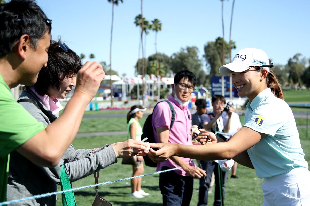 シェブロン選手権でファンサービスする渋野日向子。米女子ツアーでは当たり前の光景　写真:Getty Images