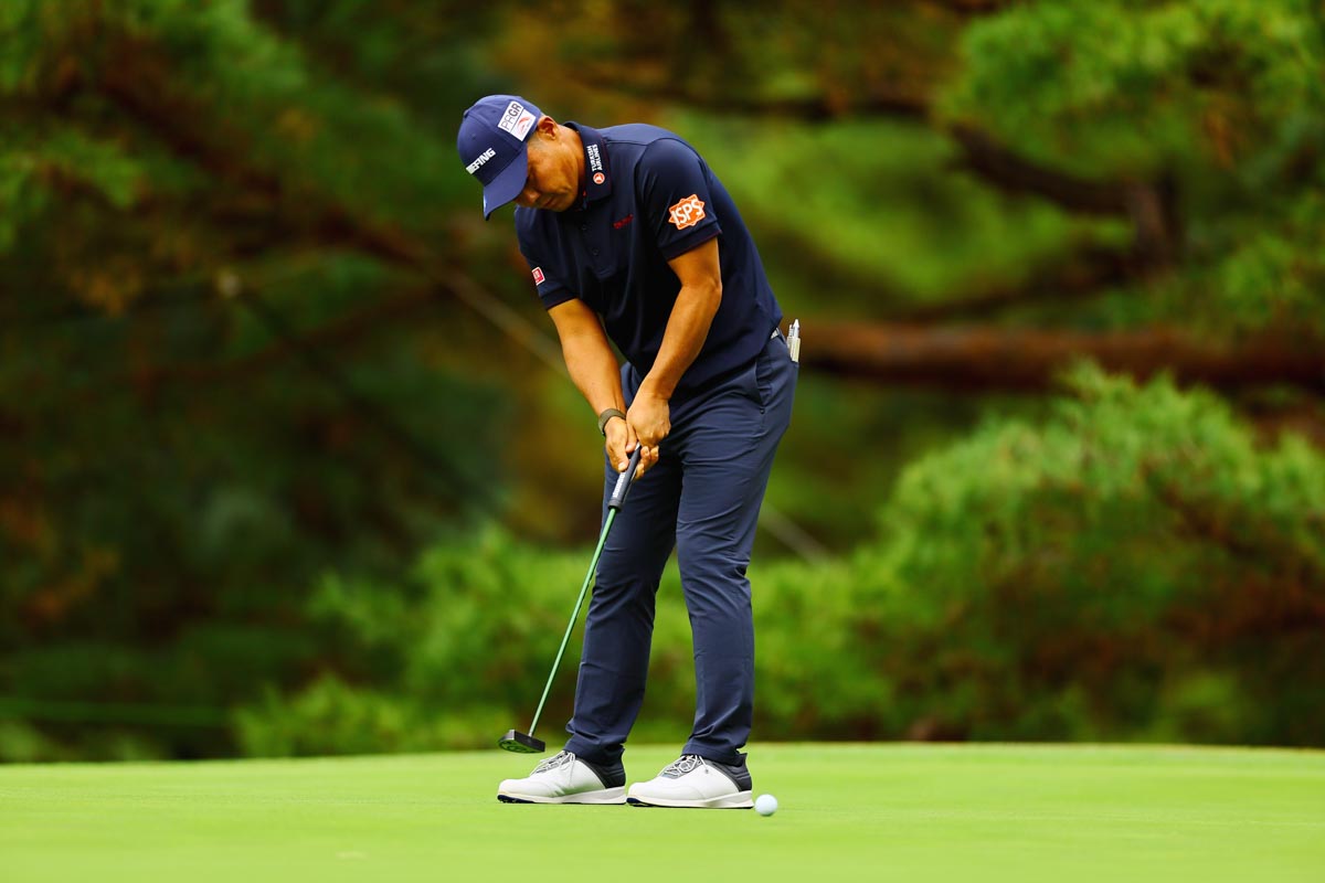 ホールごとに変化するグリーン状況を読み切ったパット巧者の谷原秀人　写真:JGTO Images