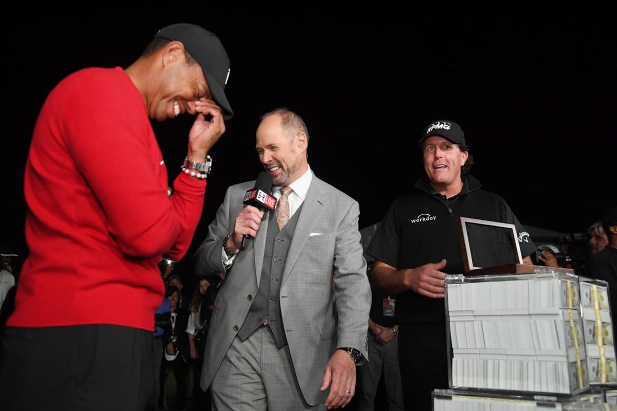 第1回の「ザ・マッチ」に勝利してタイガーをいじり、思わず苦笑させるミケルソン　写真：Getty Images