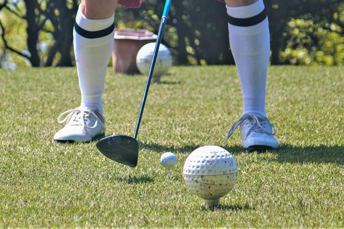 打ちたい球筋に合わせてティーアップ位置をずらすのもテクニックのひとつ　写真:AC