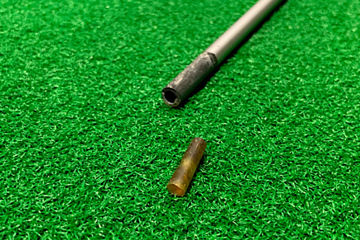 シャフト先端内部には、ヘッドとシャフトを接着した時に「余った接着剤」がある。それが剥離すると「カラカラ音」の原因になる