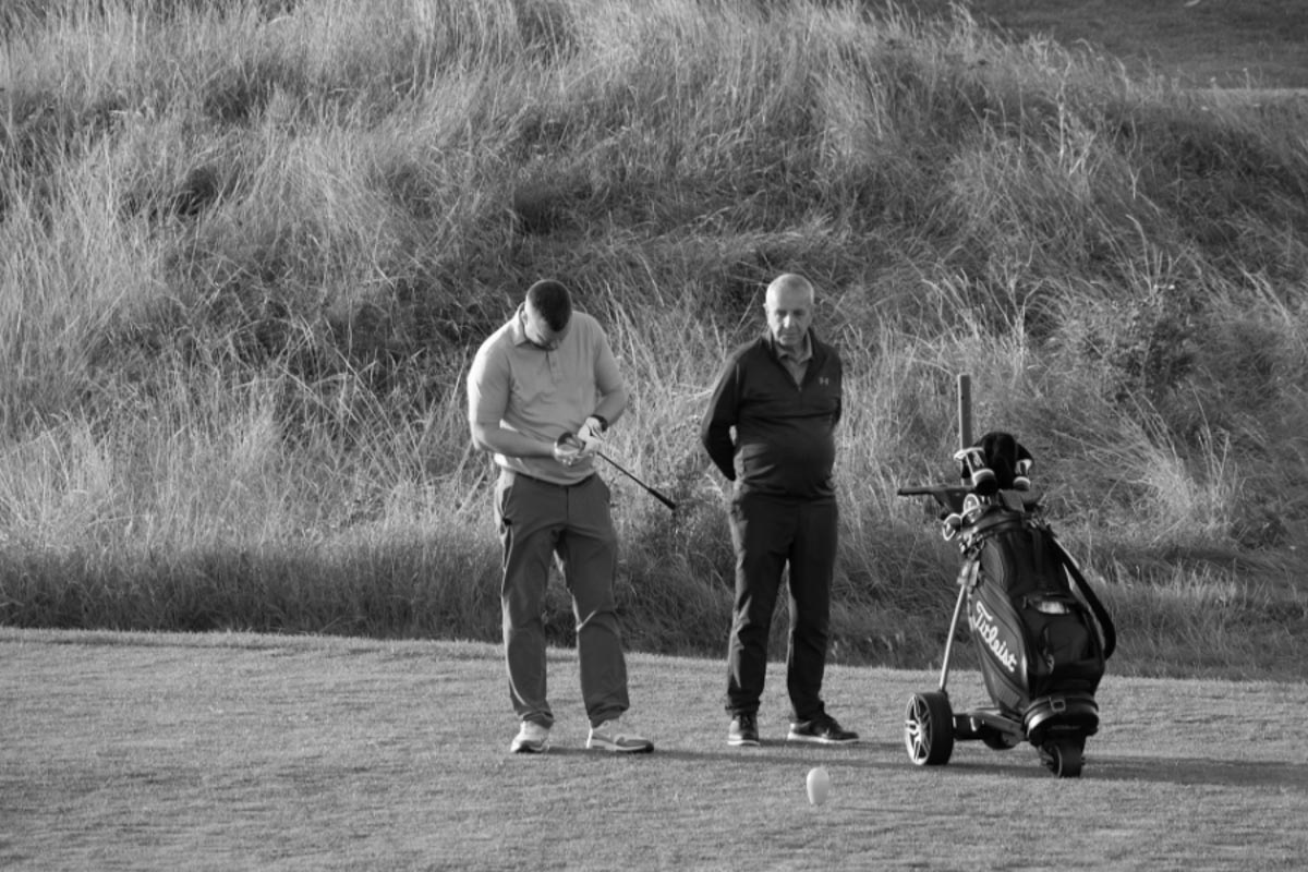 日本のゴルファーは仕事関係で始めた人が多い。長く続くかどうかは腕前やセンスよりコミュニティーの健全性の影響が大きい