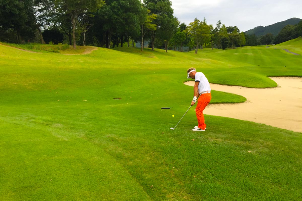 コースや技術、クラブなど「ゴルフそのもの」を楽しんでいれば、孤独を感じず周りにちょっかいを出すこともなくなる