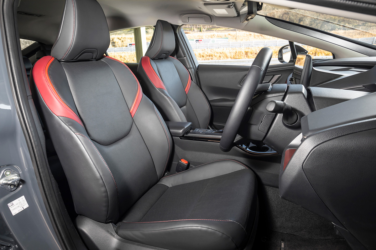 新型「プリウス」 室内空間