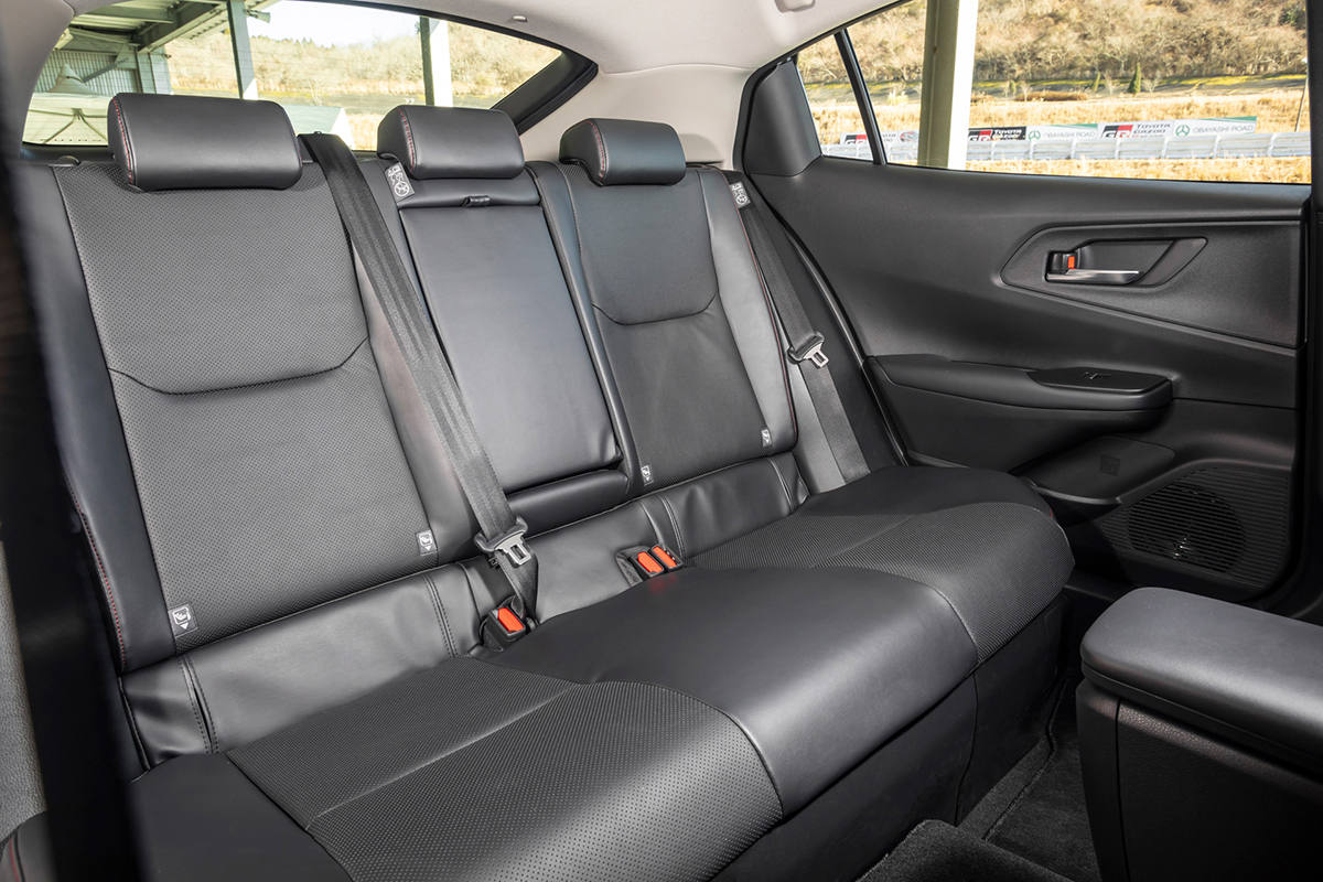 新型「プリウス」 室内空間