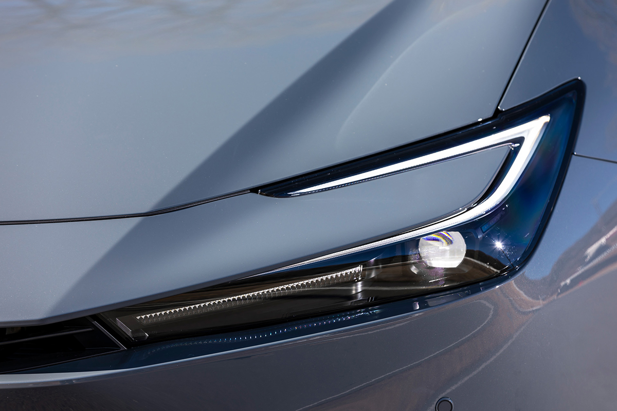 新型「プリウス」 ヘッドライト
