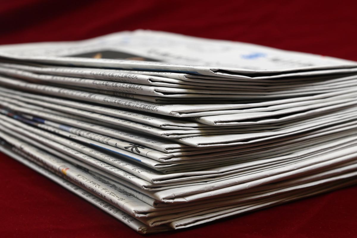 新聞紙を丸めてスパイクに入れておくと、消臭と除湿、ダブルで効果が期待できる　写真：AC