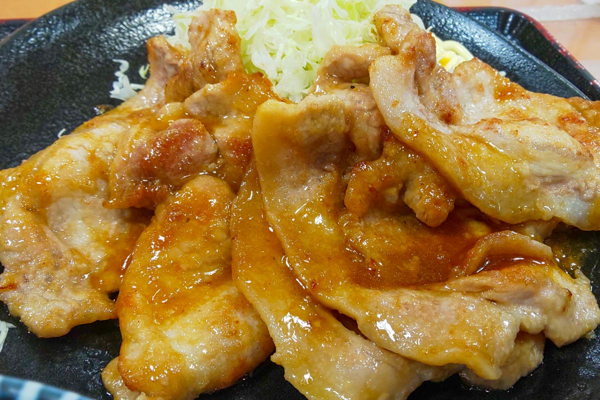 ランチには豚の生姜焼きにショウガパウダーで“追いショウガ”なんて最高じゃないでしょうか　写真：AC