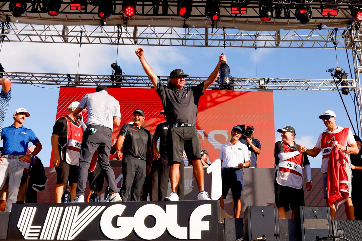 2022年のリブゴルフ最終戦マイアミ大会のチーム戦で勝利し、歓喜する「4エイシズ」の面々　写真：Getty Images