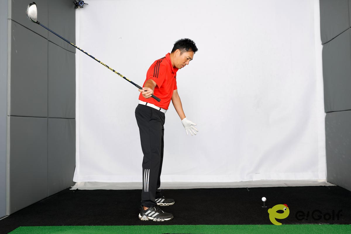 低い位置からクラブが下りてインサイドアウトの軌道で高い位置に振り抜くことでつかまったドローボールを打てる