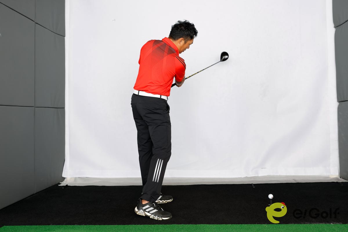 低い位置からクラブが下りてインサイドアウトの軌道で高い位置に振り抜くことでつかまったドローボールを打てる