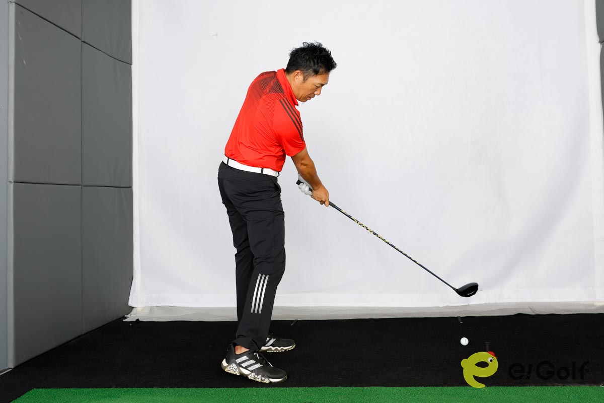 ドリルで右肩を動かす感覚をつかんだら、トップの位置でクラブを両手で握り、フィニッシュまでスイングする