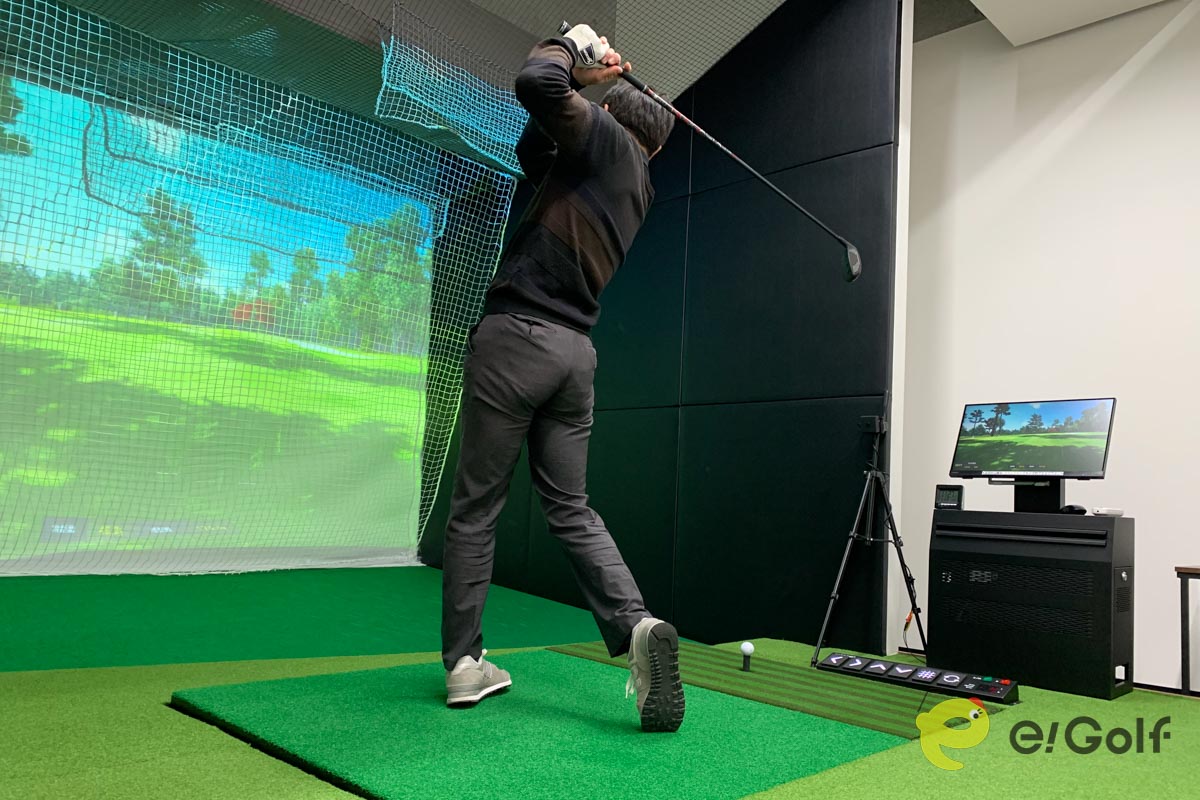 アクセスのよさや手軽さが受けて、都心では次々にオープンしているインドア練習場