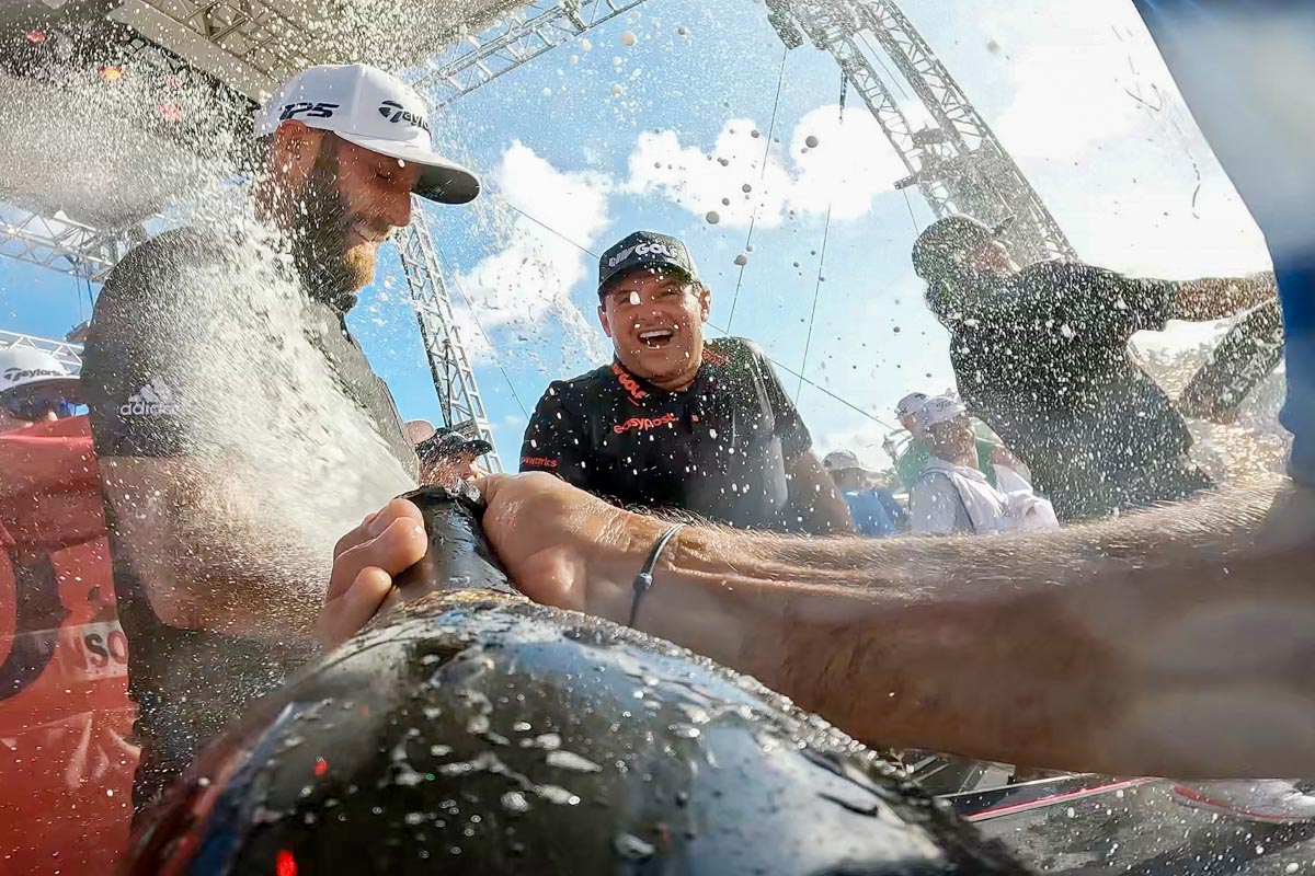 リブゴルフ・マイアミ大会でチーム優勝し、シャンパンファイトで喜びを爆発させるダスティン・ジョンソンら。世界ランキングの対象となり、晴れて「乾杯」できるか？　写真：Getty Images