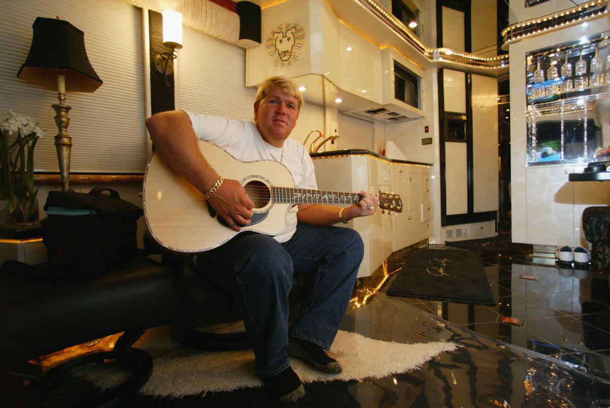 メジャー2勝、ジョン・デーリーのRVの室内。大好きなギターもRVならツアー会場に持っていける（写真は2002年のもの）　写真：Getty Images
