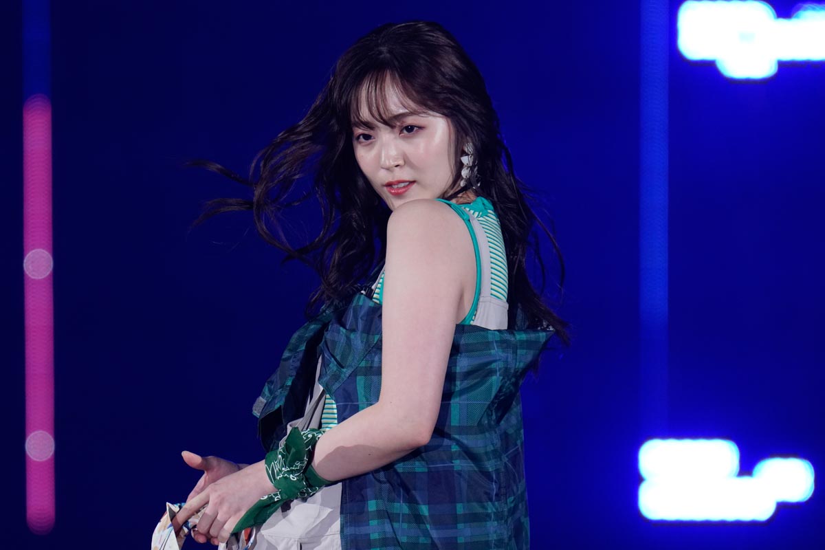 東京ガールズコレクションのランウェイを歩く鈴木愛理さん。父親はプロゴルファーの鈴木亨　写真:時事