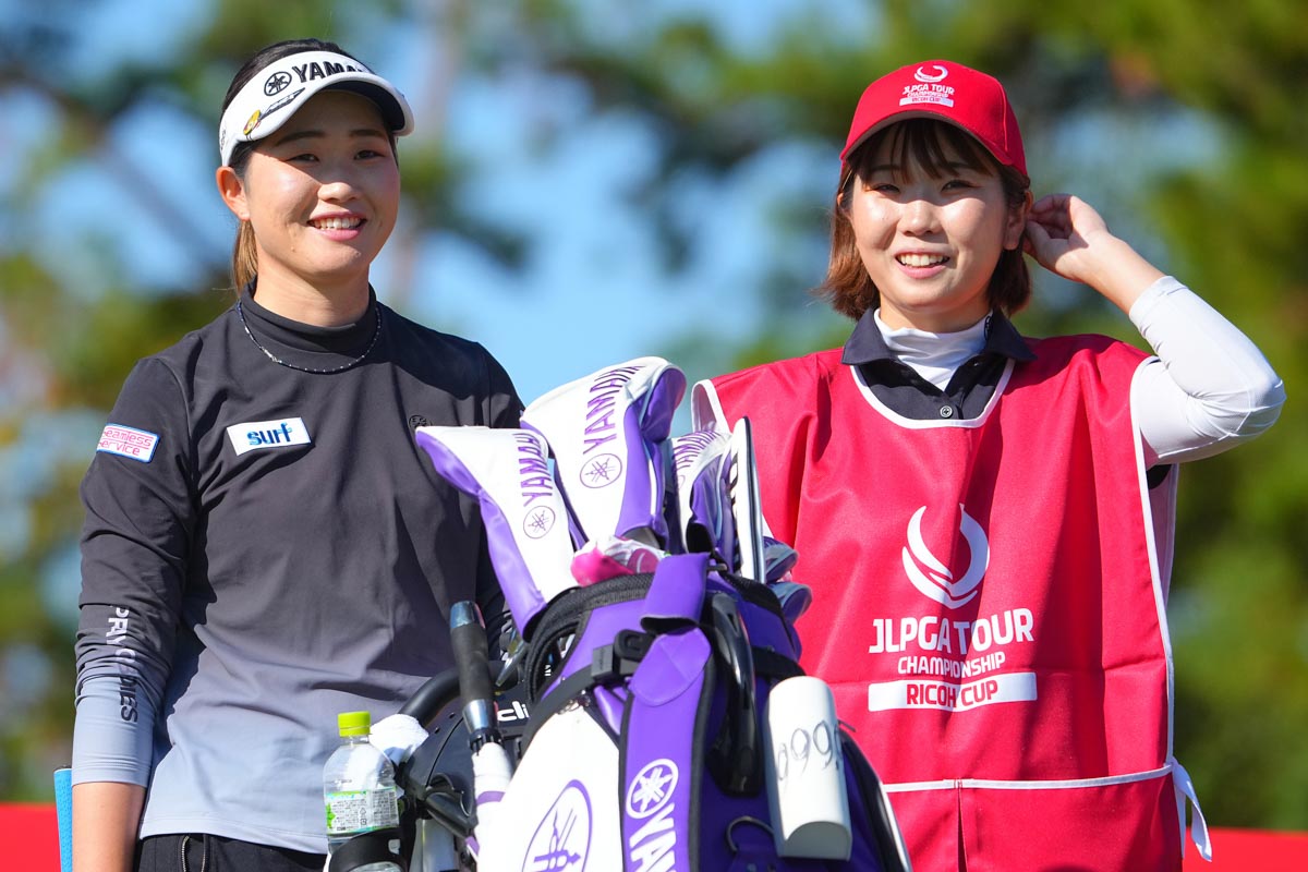 昨年のJLPGAツアーチャンピオンシップリコーカップでは妹の愛海（なるみ）さんがバッグを担いだ　写真：Getty Images