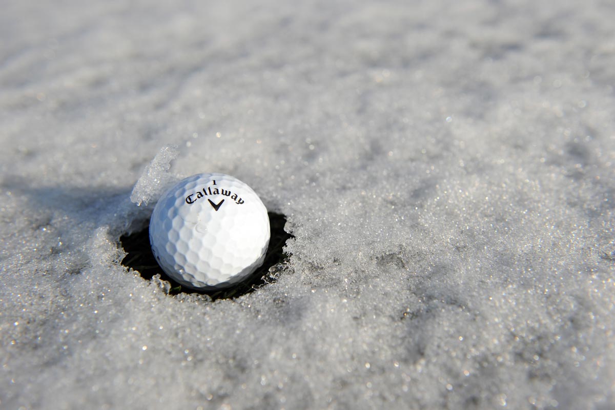 コース上の雪と自然の氷はプレーヤーの選択で「ルースインペディメント」か「一時的な水（旧・カジュアルウォーター）」として処置できる　写真：Getty Images