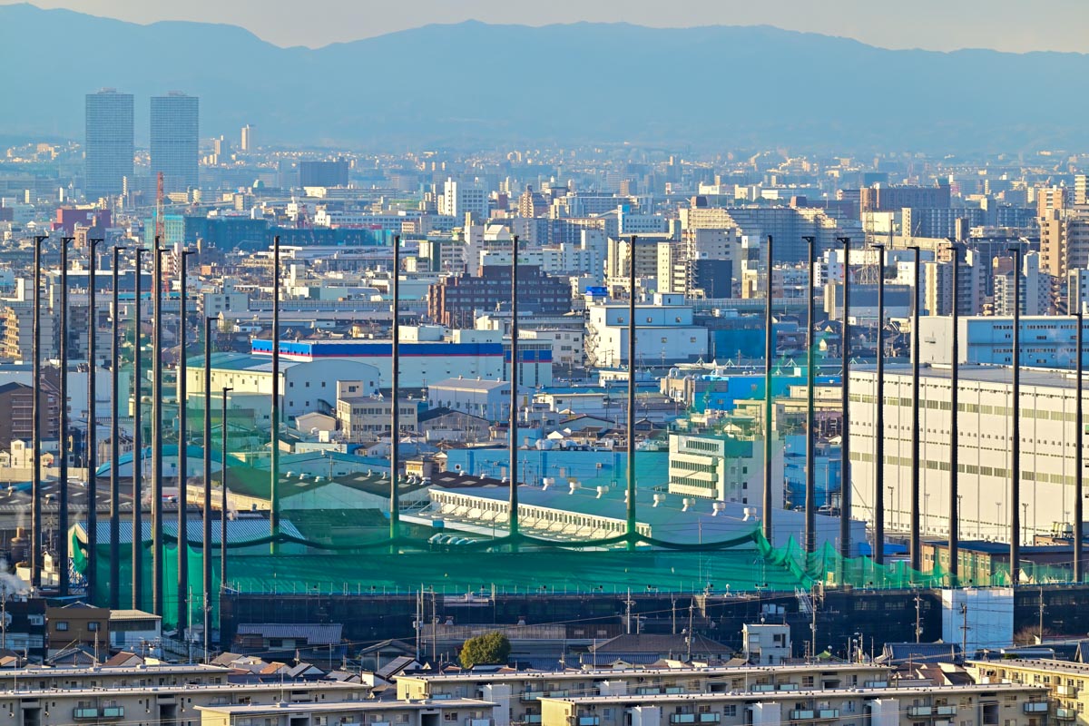 台風の前などには、練習場はネットを下ろして備えます　写真：AC
