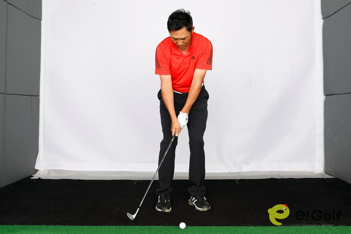 徐々にバックスイングを大きくして、フェースの芯でとらえるスイング幅を広げる