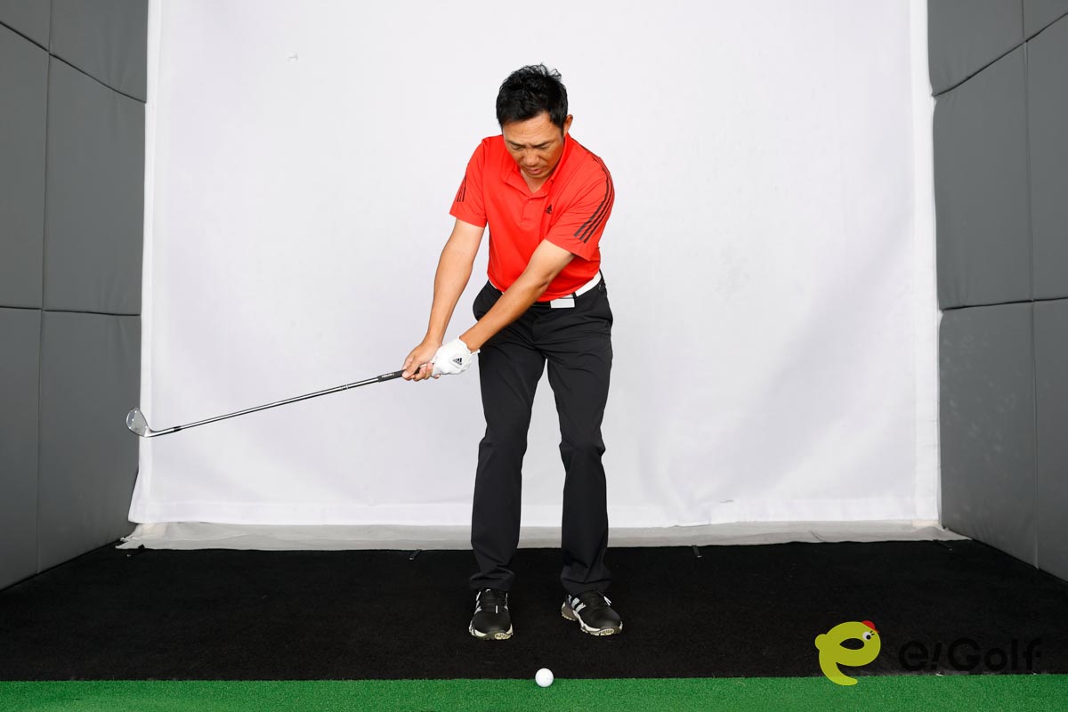 徐々にバックスイングを大きくして、フェースの芯でとらえるスイング幅を広げる