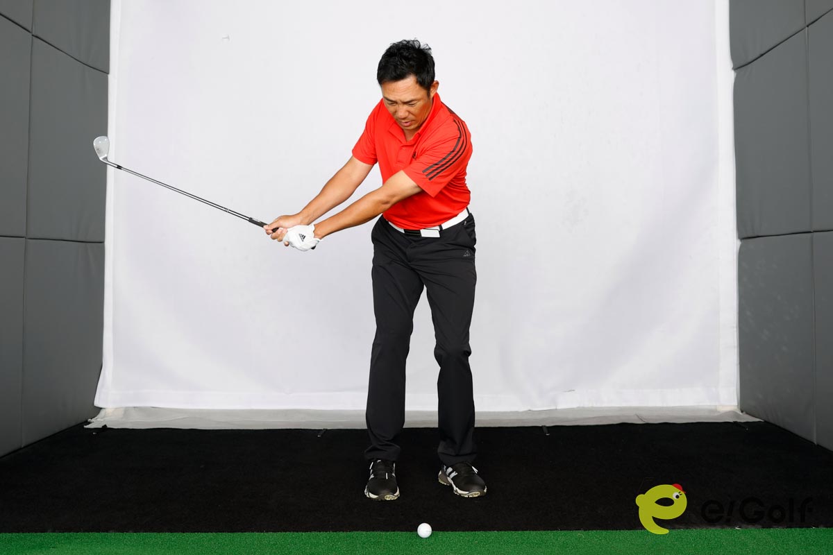 徐々にバックスイングを大きくして、フェースの芯でとらえるスイング幅を広げる