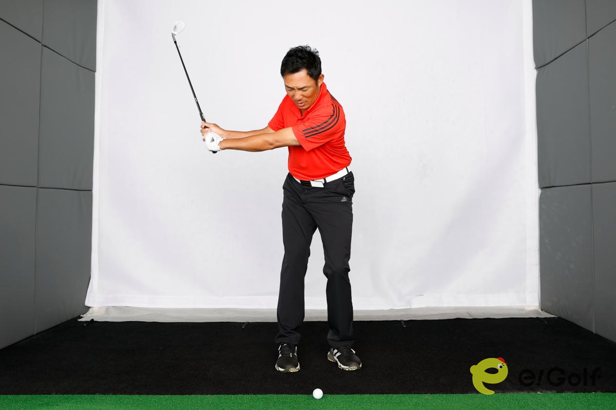 徐々にバックスイングを大きくして、フェースの芯でとらえるスイング幅を広げる