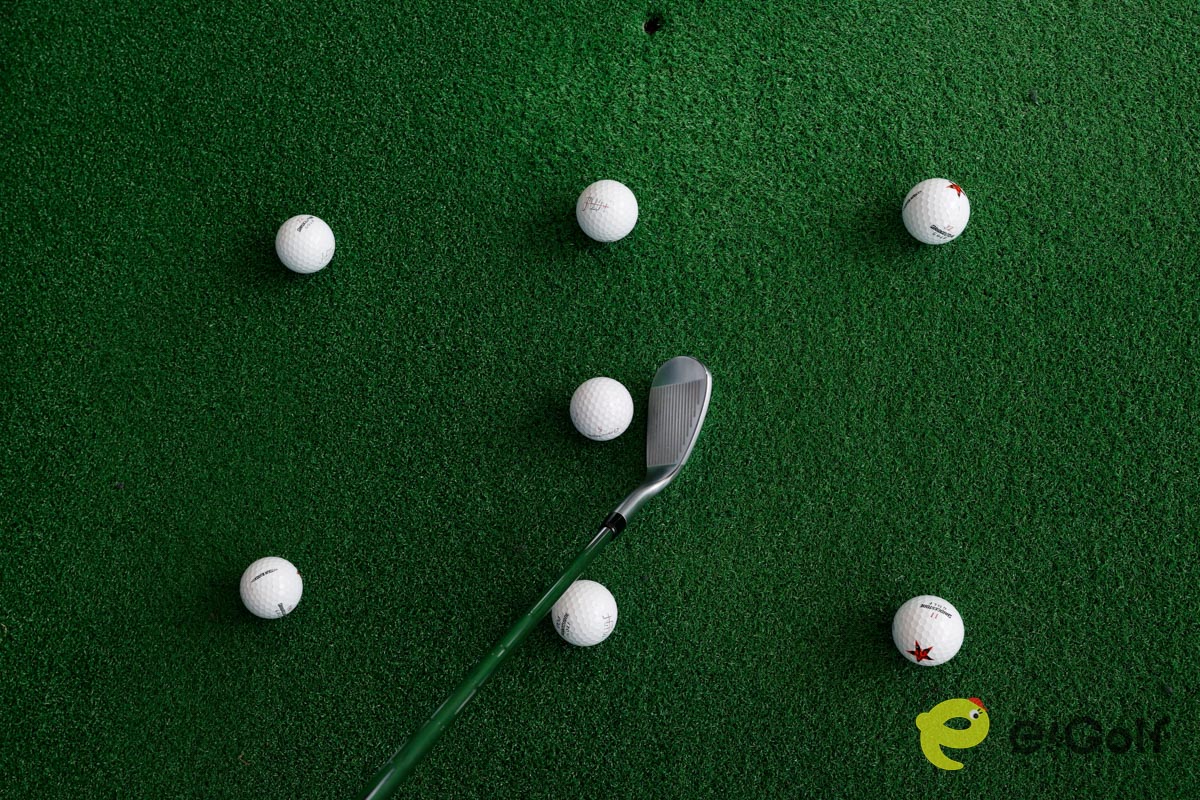 自分が打つボールのトゥ側とヒール側に1個ずつ、そのボールの左右に1個ずつ別のボールを置く。ボールとの距離はヘッド1個ぶんから始める